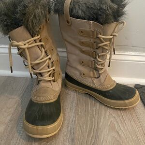 Women's Tan and Green Winter Boots